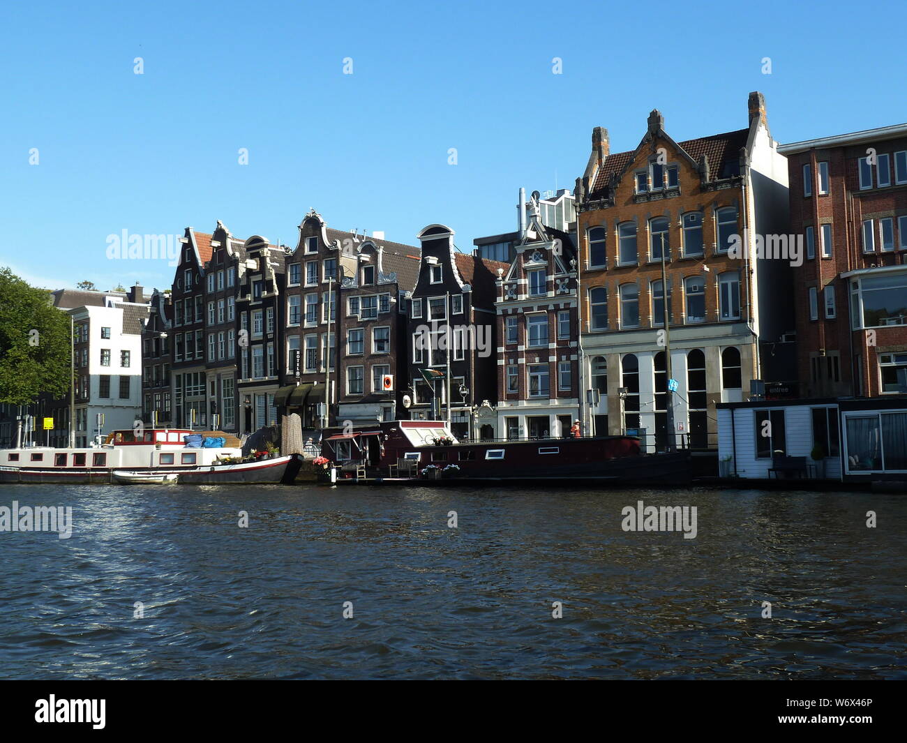 Häuser der 'Drunk' in Amsterdam. Stockfoto