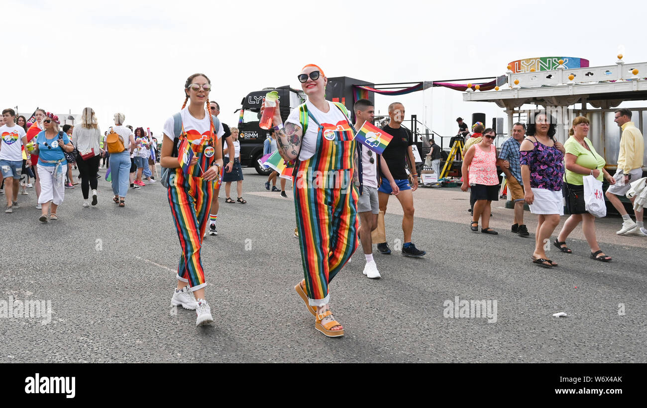 Brighton UK 3. August 2019 - Frühe Ankunft vorbereiten und in die Party Stimmung vor der Teilnahme an der jährlichen Brighton und Hove Pride Parade ab der Küste, bevor Sie durch die Stadt und an Preston Park, wo Kylie Minogue ist fällig am Abend durchzuführen. Hunderttausende Besucher werden erwartet in diesem Jahr über das Wochenende zu nehmen. Foto: Simon Dack/Alamy leben Nachrichten Stockfoto