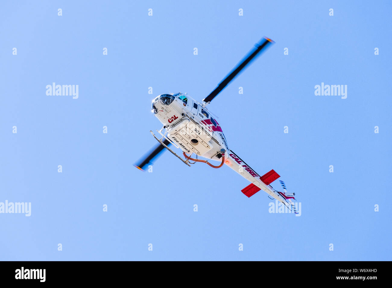August 1, 2019 Santa Clara/CA/USA - Cal Fire (Kalifornien Abteilung der Forstwirtschaft und Brandschutz) Hubschrauber die Reaktion auf einen Notruf Stockfoto