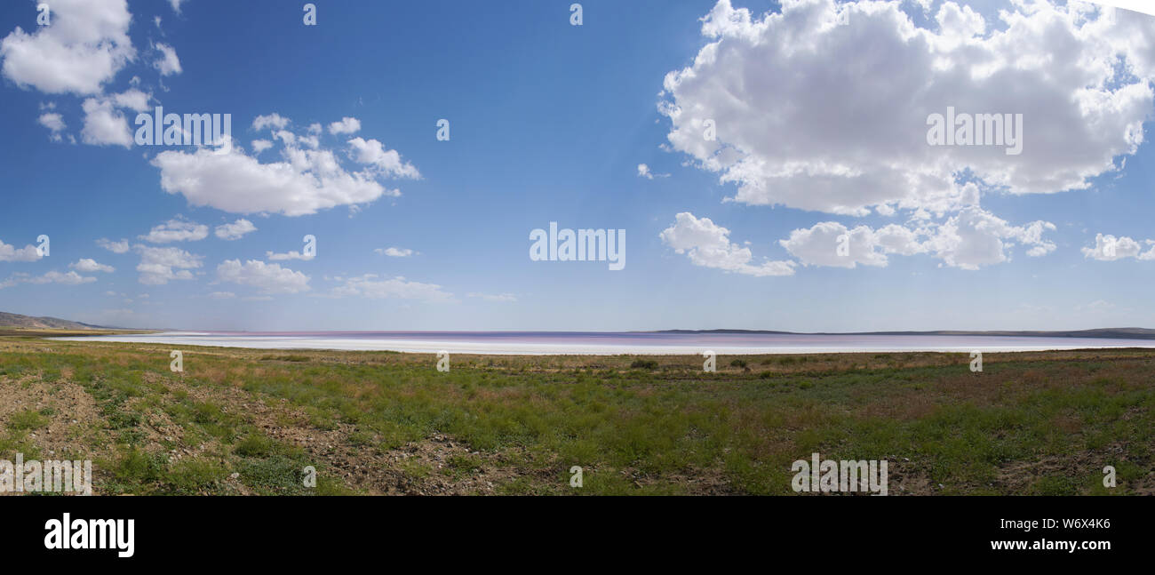 Die Türkei, Zentralanatolien: Luftaufnahme der See Tuz, Tuz Golu, Rosa und Rot Wasser des Salt Lake, einem der größten Seen der Welt hypersaline Stockfoto