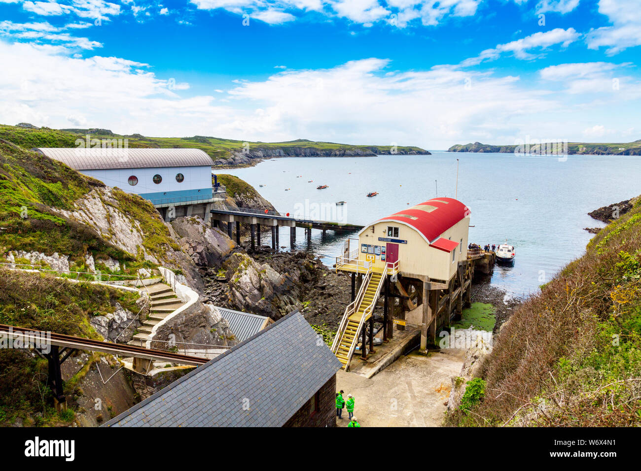 Die alten und neuen St Davids Rettungsstationen in St. Justinian, Pembrokeshire Coast National Park, Wales, Großbritannien Stockfoto