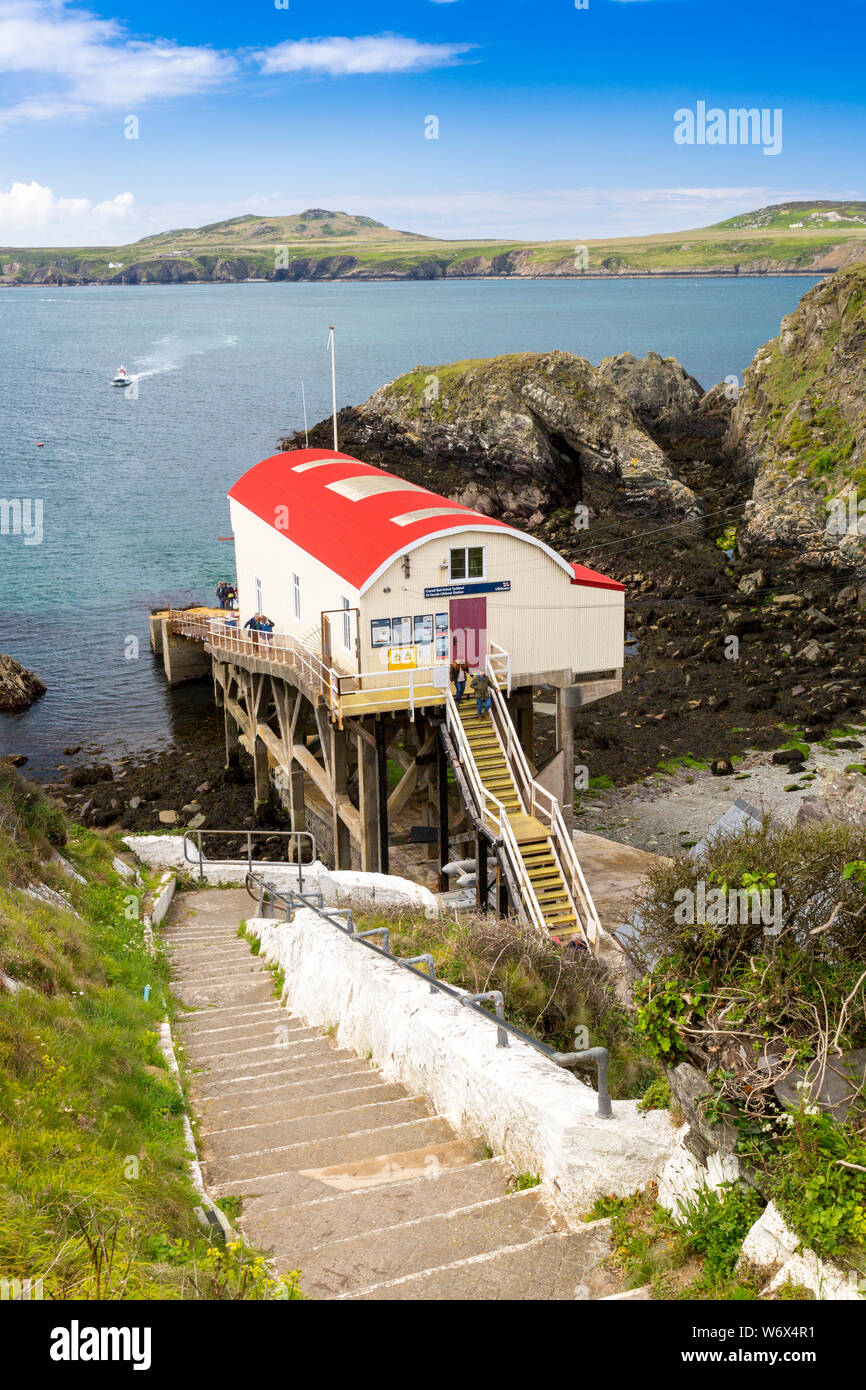 Die alte St Davids Rettungsboot station in St. Justinian, jetzt der Ausgangspunkt der verschiedenen touristischen Bootstouren, Pembrokeshire Coast National Park, Wales, Großbritannien Stockfoto