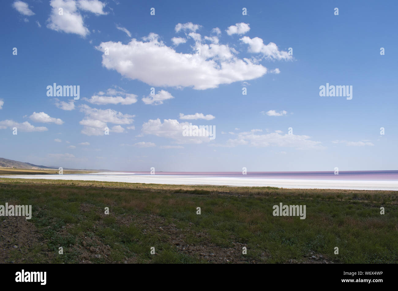 Die Türkei, Zentralanatolien: Luftaufnahme der See Tuz, Tuz Golu, Rosa und Rot Wasser des Salt Lake, einem der größten Seen der Welt hypersaline Stockfoto