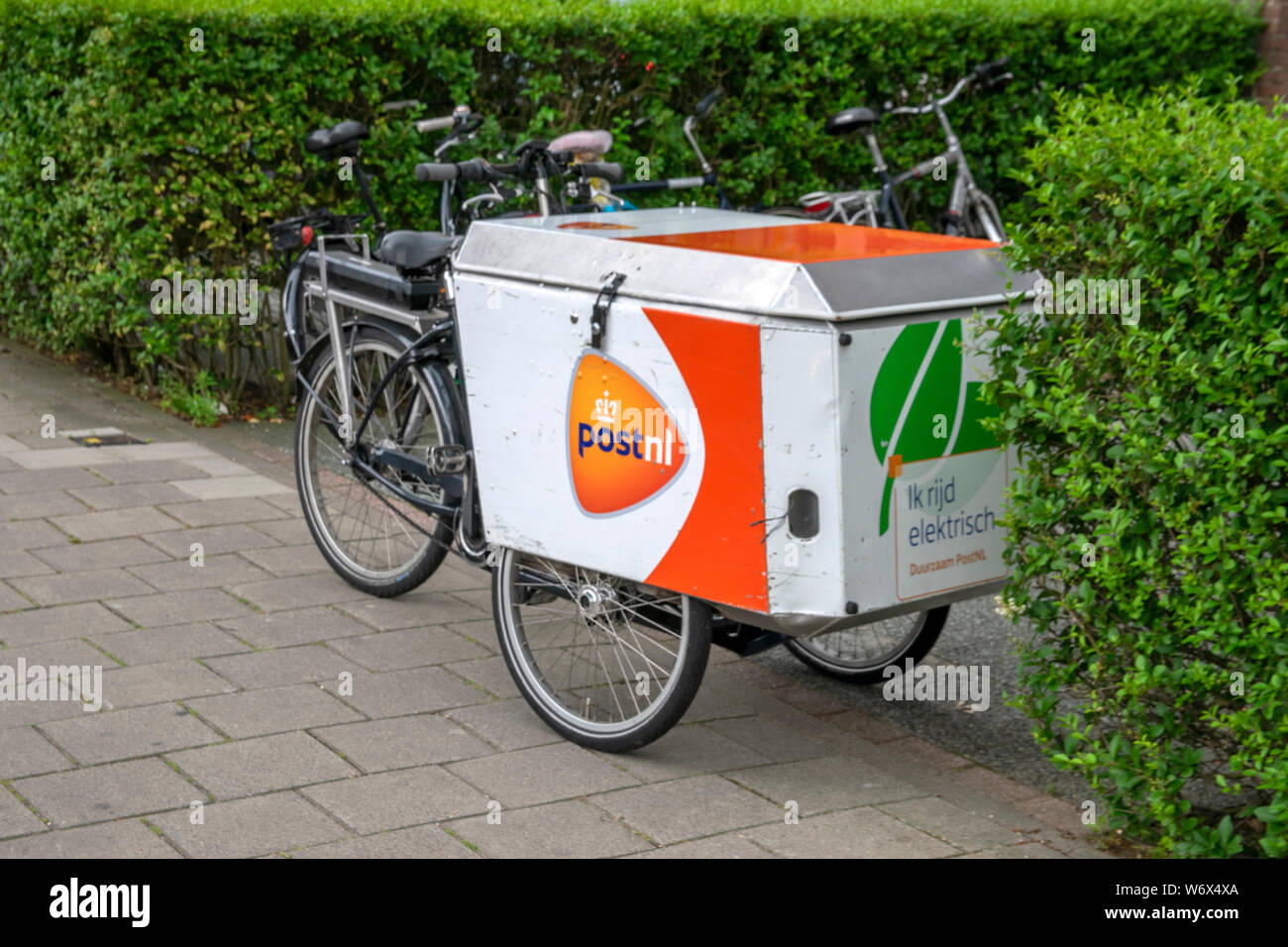 Elektrische Lieferung Fahrrad von Post.nl in Amsterdam Die Niederlande 2019 Stockfoto