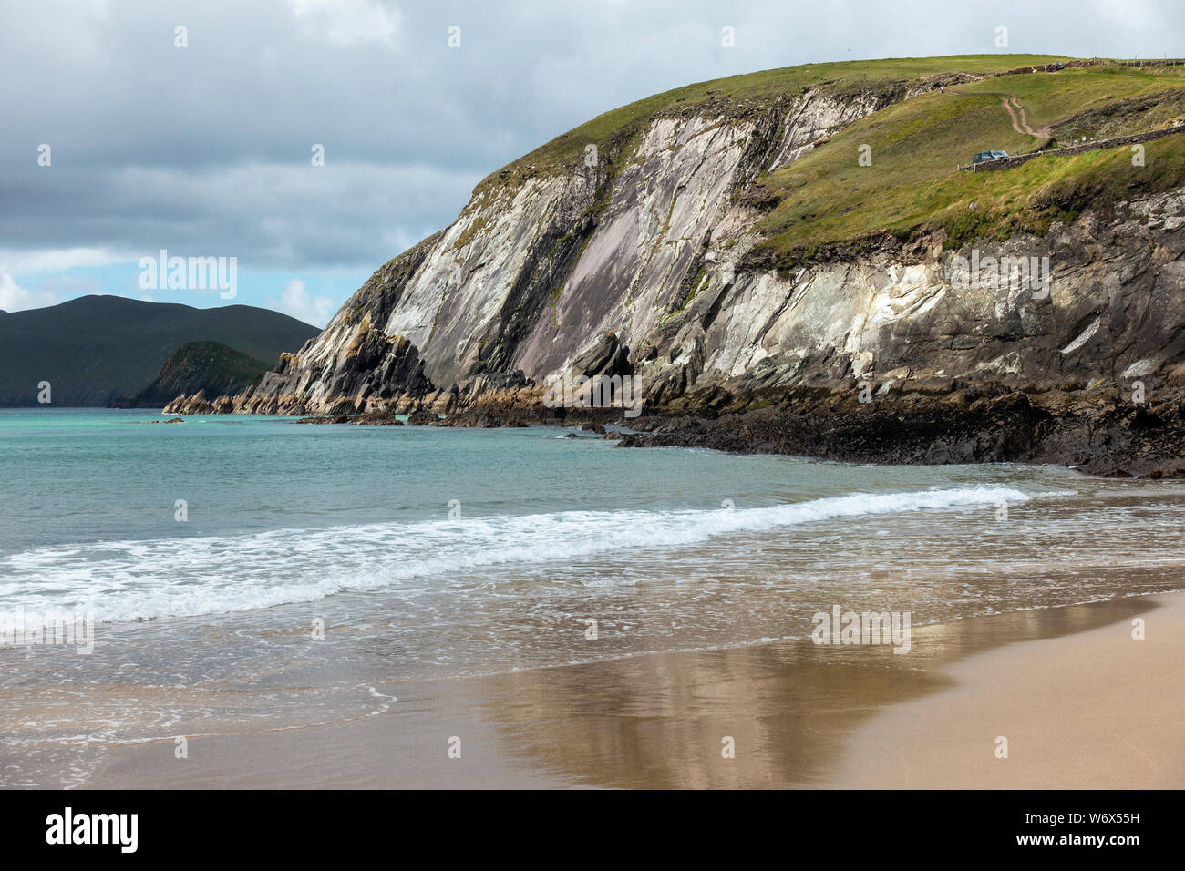 Wellen auf Sandstrand bei Coumeenoole Strand bei Dunmore Head brechen auf der Halbinsel Dingle in der Grafschaft Kerry, Republik von Irland Stockfoto