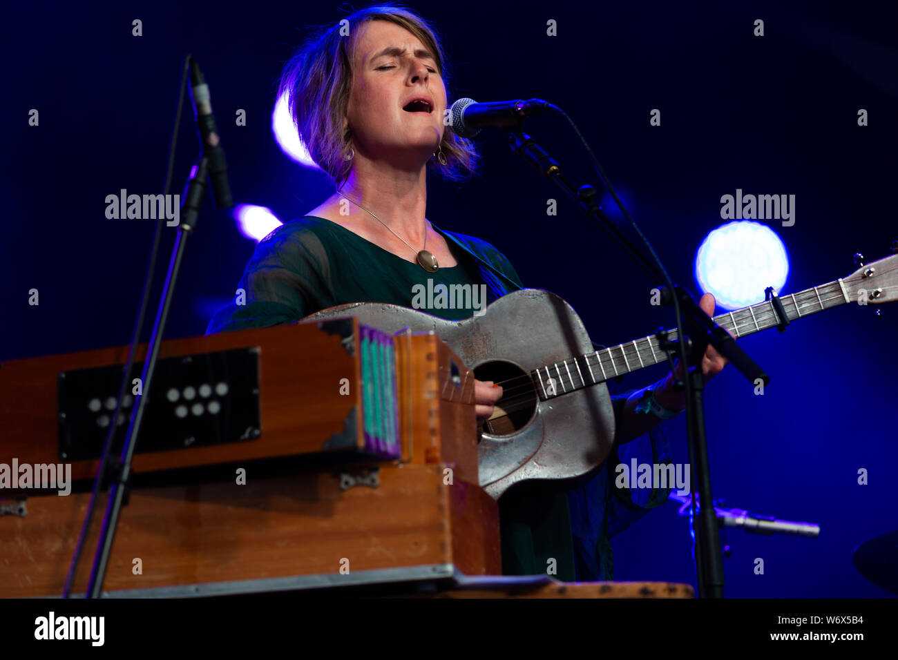 Cambridge, Großbritannien. 2. August 2019. Folk, Pop, Songwriter, und traditionelle Künstler Karine Polwart führt in Stufe 1 während der Cambridge Folk Festival. Richard Etteridge/Alamy leben Nachrichten Stockfoto