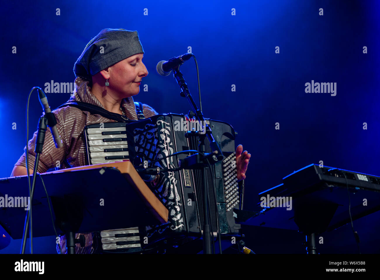 Cambridge, Großbritannien. 2. August 2019. Folk, Pop, Songwriter, und traditionelle Künstler Karine Polwart führt in Stufe 1 während der Cambridge Folk Festival. Richard Etteridge/Alamy leben Nachrichten Stockfoto