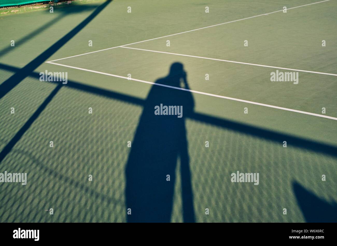 Schatten einer sportphotographer kontrastierenden auf einem Tennisplatz Stockfoto