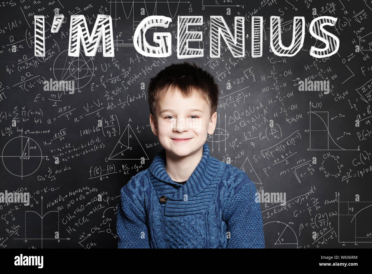 Glückliches Kind student lächelnd auf blackboard Hintergrund mit Wissenschaft und Mathematik Formel Stockfoto