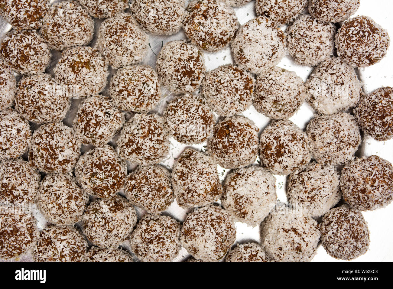 Hausgemachte cookies Kugeln mit Kokos Körner auf eine Schüssel Stockfoto