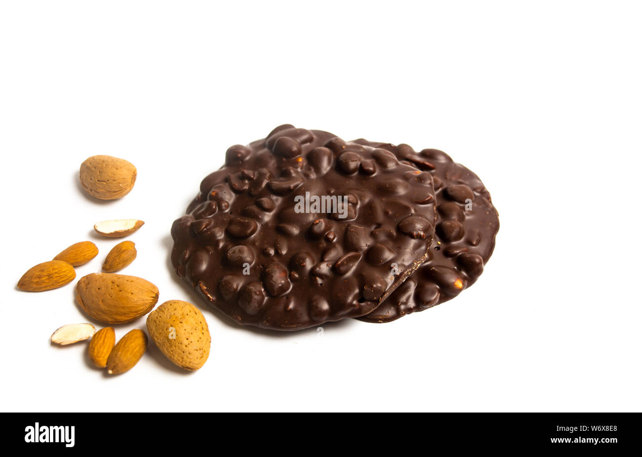 Schokolade Gebäck mit Mandeln isoliert auf weißem Stockfoto