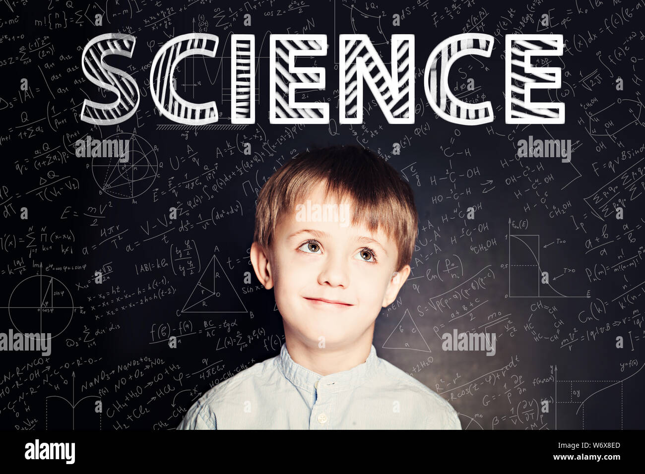 Lernen Wissenschaft Konzept. Clever student Kind auf blackboard Hintergrund mit mathematischen Formeln Stockfoto