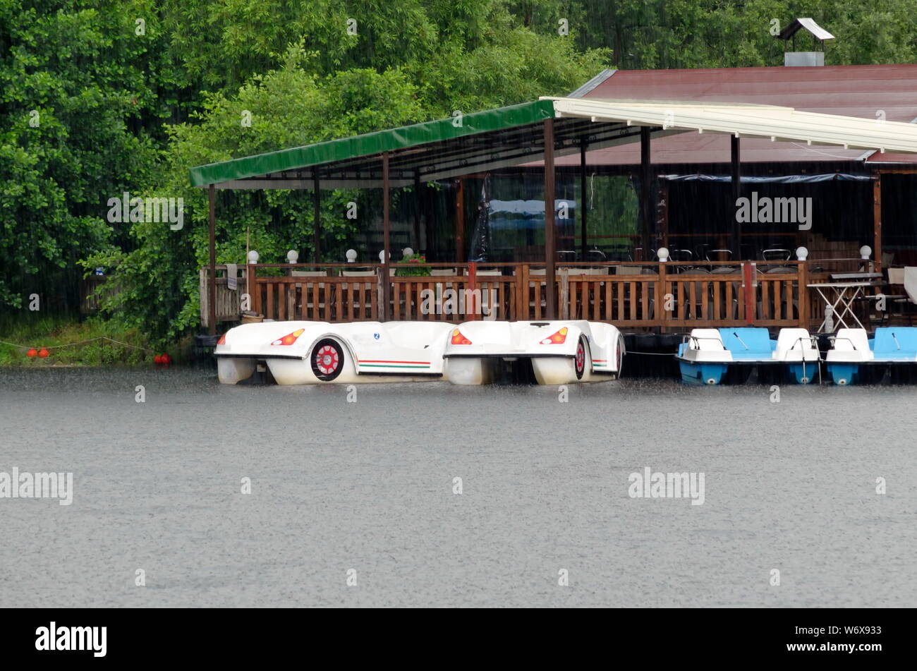 In der Nähe eines künstlichen See mit Shelter und Boote an einem regnerischen Tag in rila Park in der Nähe der Stadt Sliven, Bulgarien Stockfoto