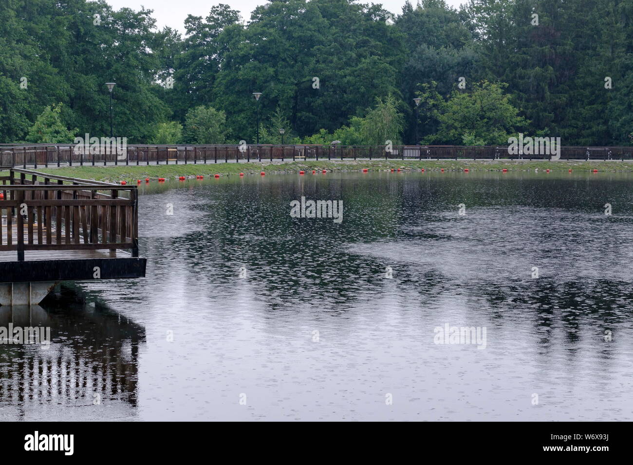 Ein Blick auf den künstlichen See an einem regnerischen Tag in rila Park in der Nähe der Stadt Sliven, Bulgarien Stockfoto