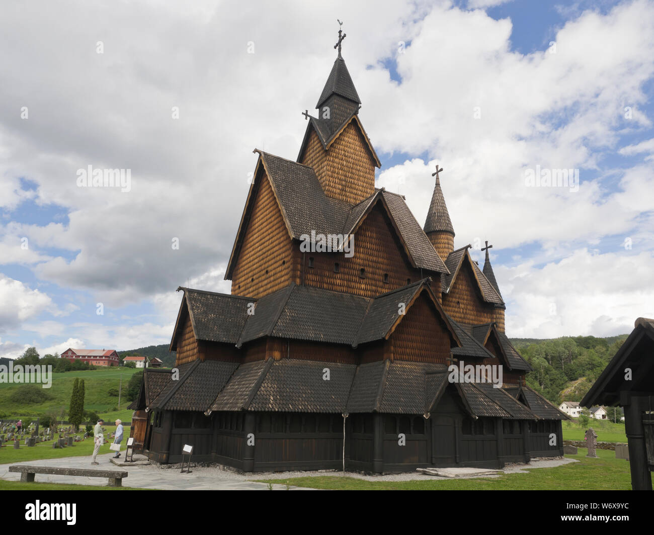 Heddal Stabkirche aus dem Mittelalter, ein Paradebeispiel der Norwegischen Holz- Architektur und eine touristische Attraktion Stockfoto