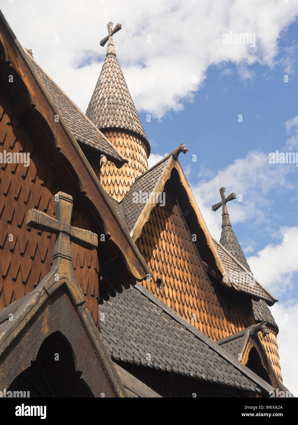 Heddal Stabkirche aus dem Mittelalter, ein Paradebeispiel der Norwegischen Holz- Architektur und eine touristische Attraktion, geschnitzte Kreuze, Fliesen, Dach Stockfoto