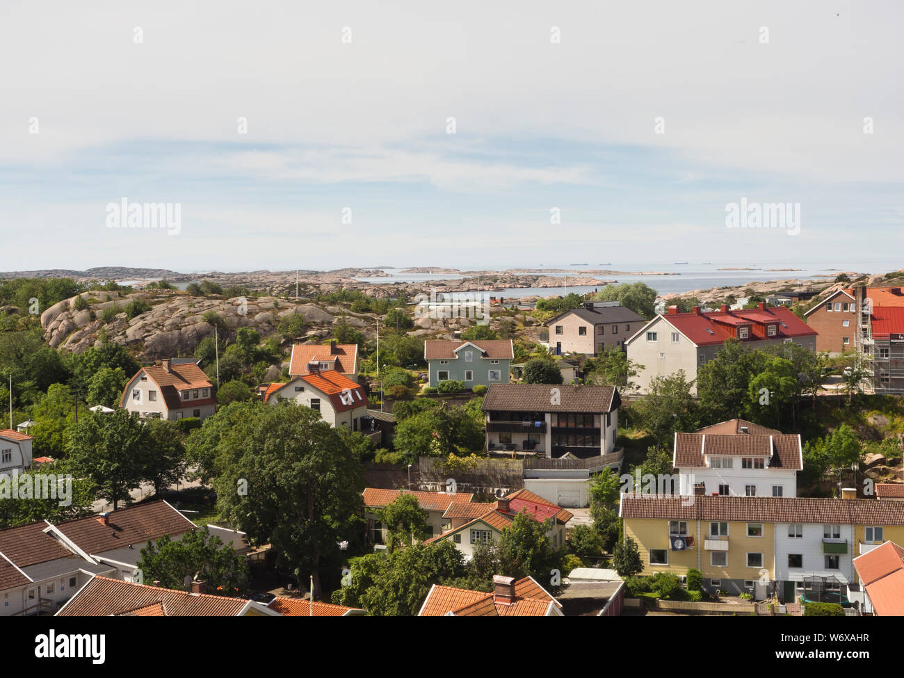 Panorama Blick auf die kleine Stadt von Lysekil an der Westküste von Schweden, ein idyllischer Sommerurlaub Ziel Stockfoto