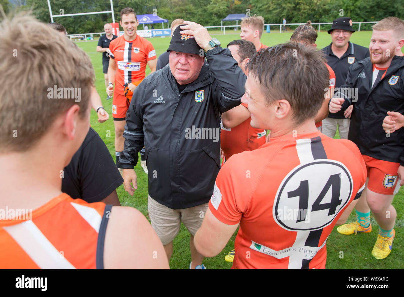 Heidelberg, Deutschland. 28. Juli 2019. Deutschen Meisterschaften in sieben Mann Rugby am 27. und 28. Juli 2019 in Heidelberg. Nach der Siegerehrung, die Heidelberg Spieler verabschieden Sie sich von ihrem langjährigen Trainer Rudolf Finsterer (mit Hut). Credit: Jürgen Kessler/Kessler-Sportfotografie/dpa/Alamy leben Nachrichten Stockfoto