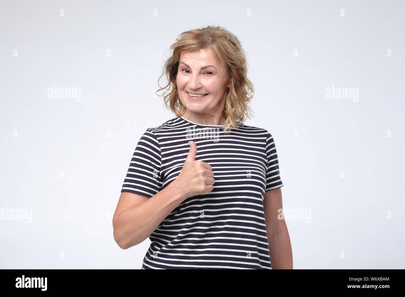 Gerne reifen europäischen Frau Daumen oben auf weißem Hintergrund Stockfoto