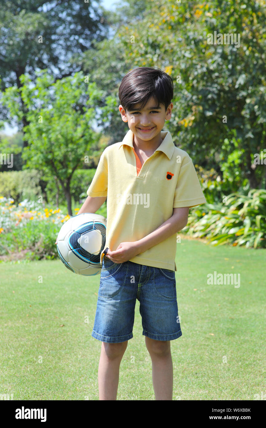Junge hält einen Fußball Stockfoto