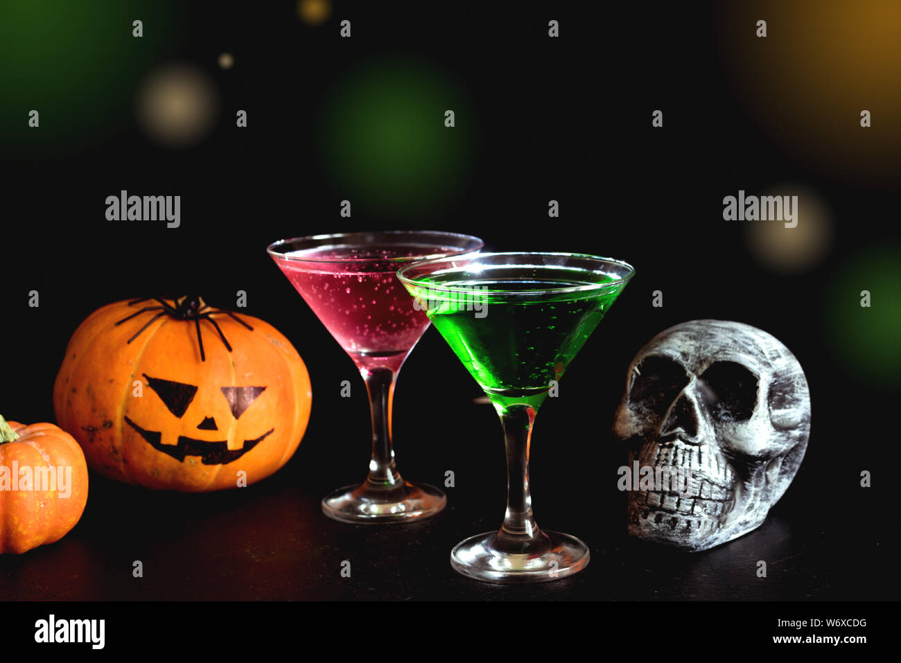 Halloween Cocktails - grün und blutigen Rot Martini trinken. Festliche Halloween Cocktail mit Kürbis und Halloween Dekoration für Party, kopieren. Stockfoto