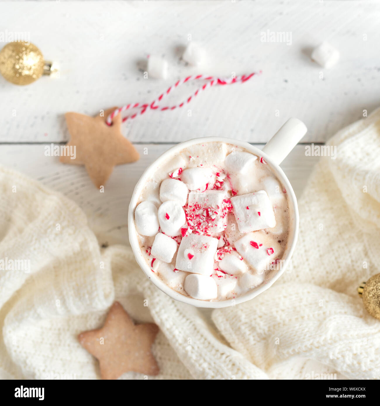 Weihnachten BConcept - heiße Schokolade mit Marshmallows, Pfefferminz Bonbons in weiße Krug, Ansicht von oben. Heißer Kakao trinken für Weihnachten und Winter wit Stockfoto