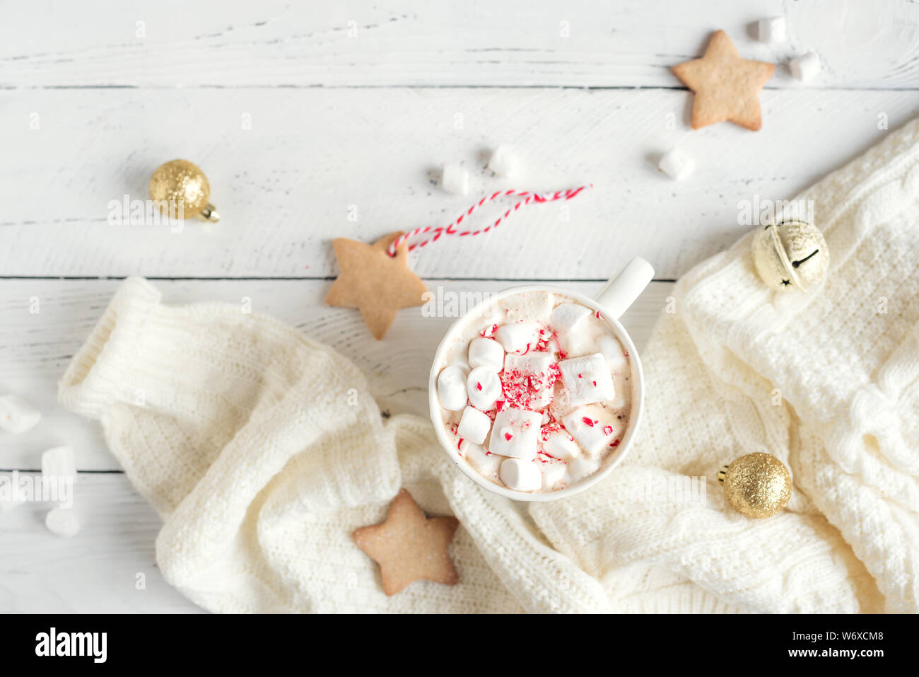 Weihnachten Hintergrund - heiße Schokolade mit Marshmallows, Pfefferminz Bonbons in weiße Krug, Ansicht von oben. Heißer Kakao trinken für Weihnachten und Winter w Stockfoto