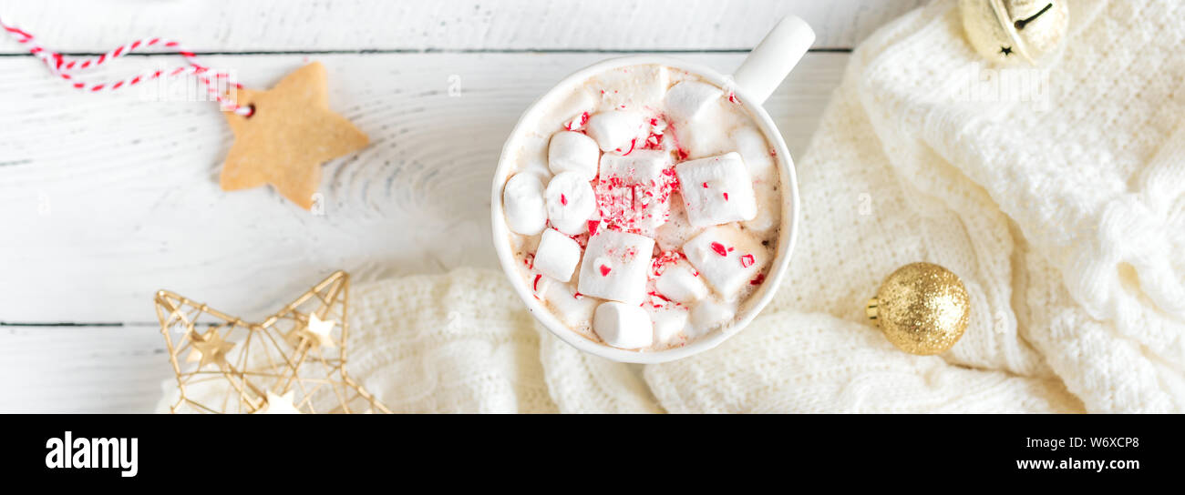 Weihnachten Hintergrund - heiße Schokolade mit Marshmallows, Pfefferminz Bonbons in weiße Krug, Ansicht von oben, Banner. Heißer Kakao trinken für Weihnachten und Winter ho Stockfoto