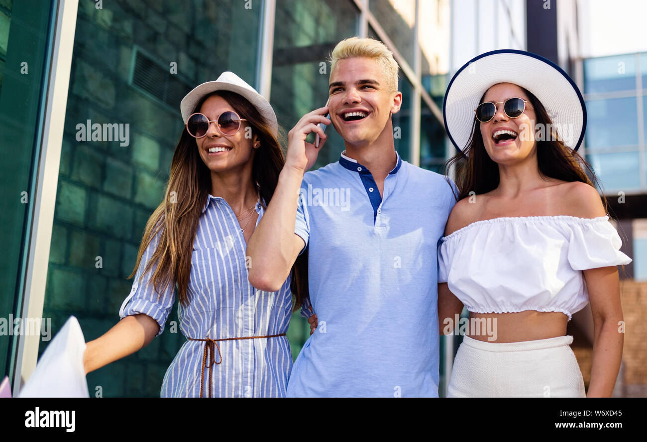 Gruppe junger Freunde, die nach dem Einkaufen selfie Stockfoto