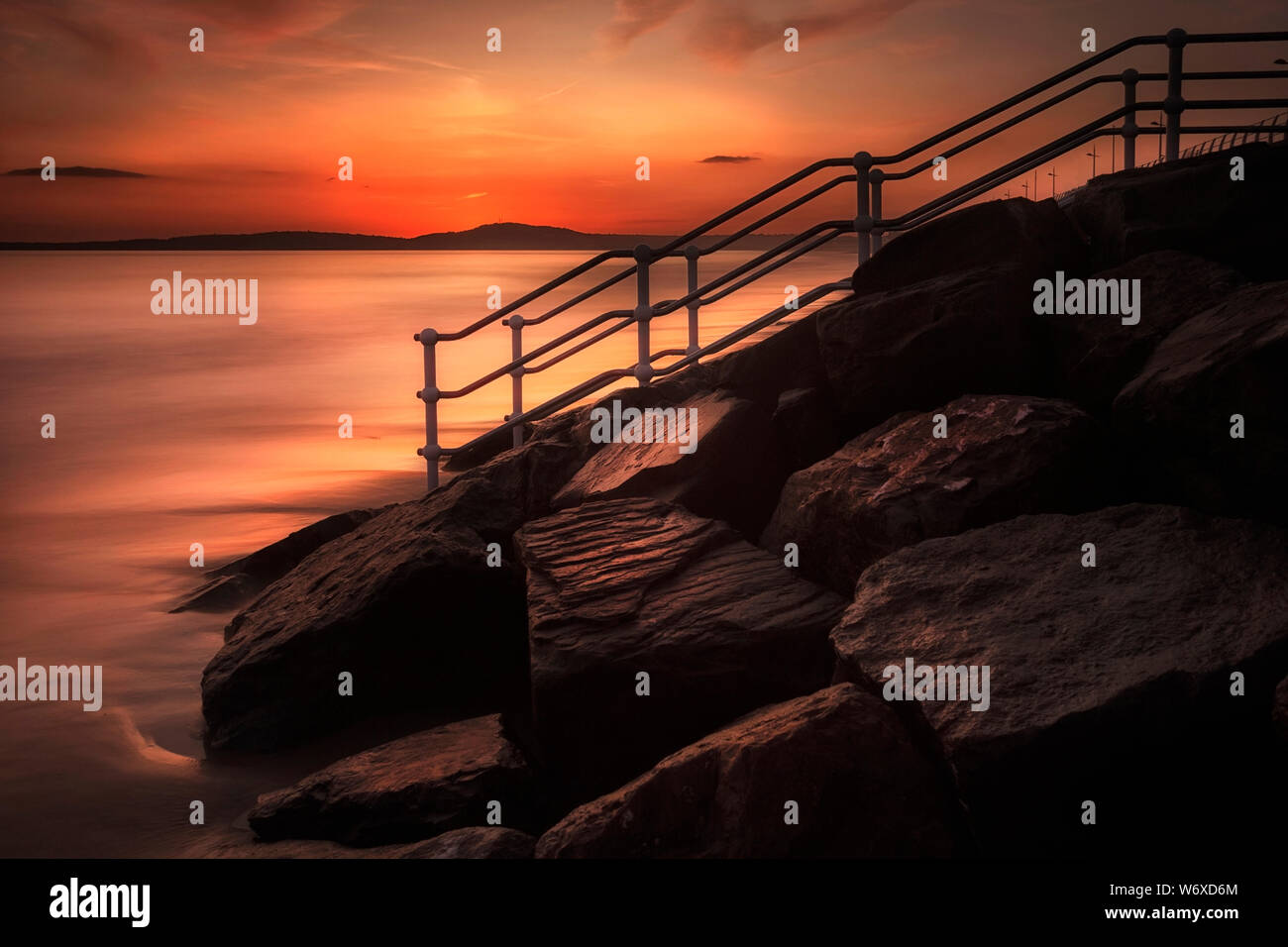 Sonnenuntergang an der Aberavon Beach Wellenbrecher Stockfoto