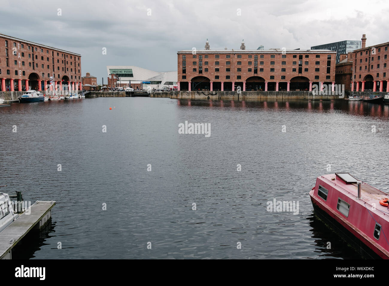 Die Royal Albert Docks, die mit dem Museum von Liverpool in der Ferne. Stockfoto