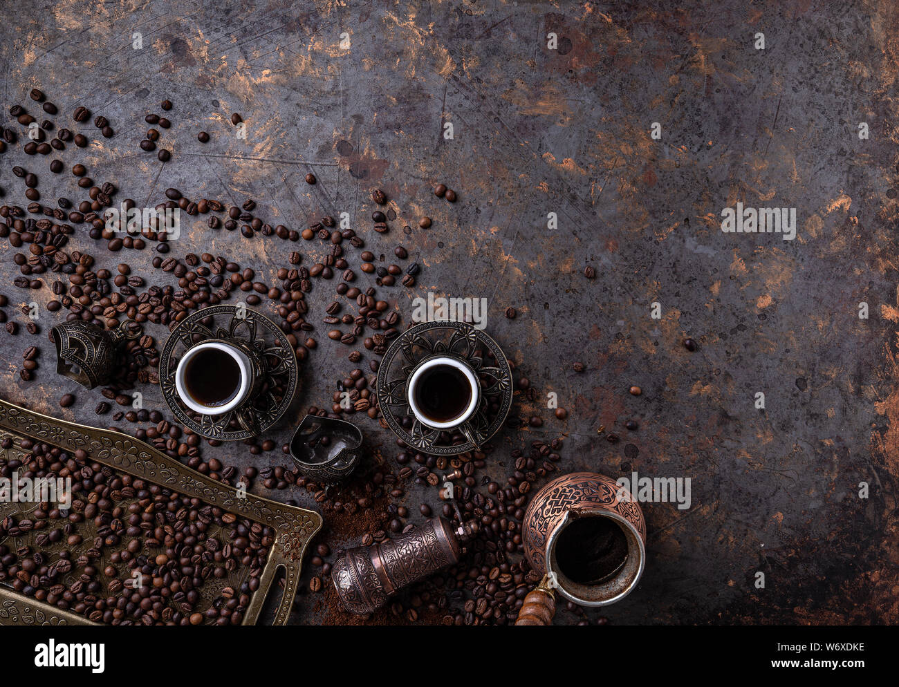 Türkischer Kaffee auf dem Vintage Style Hintergrund gesetzt, kopieren Raum Stockfoto