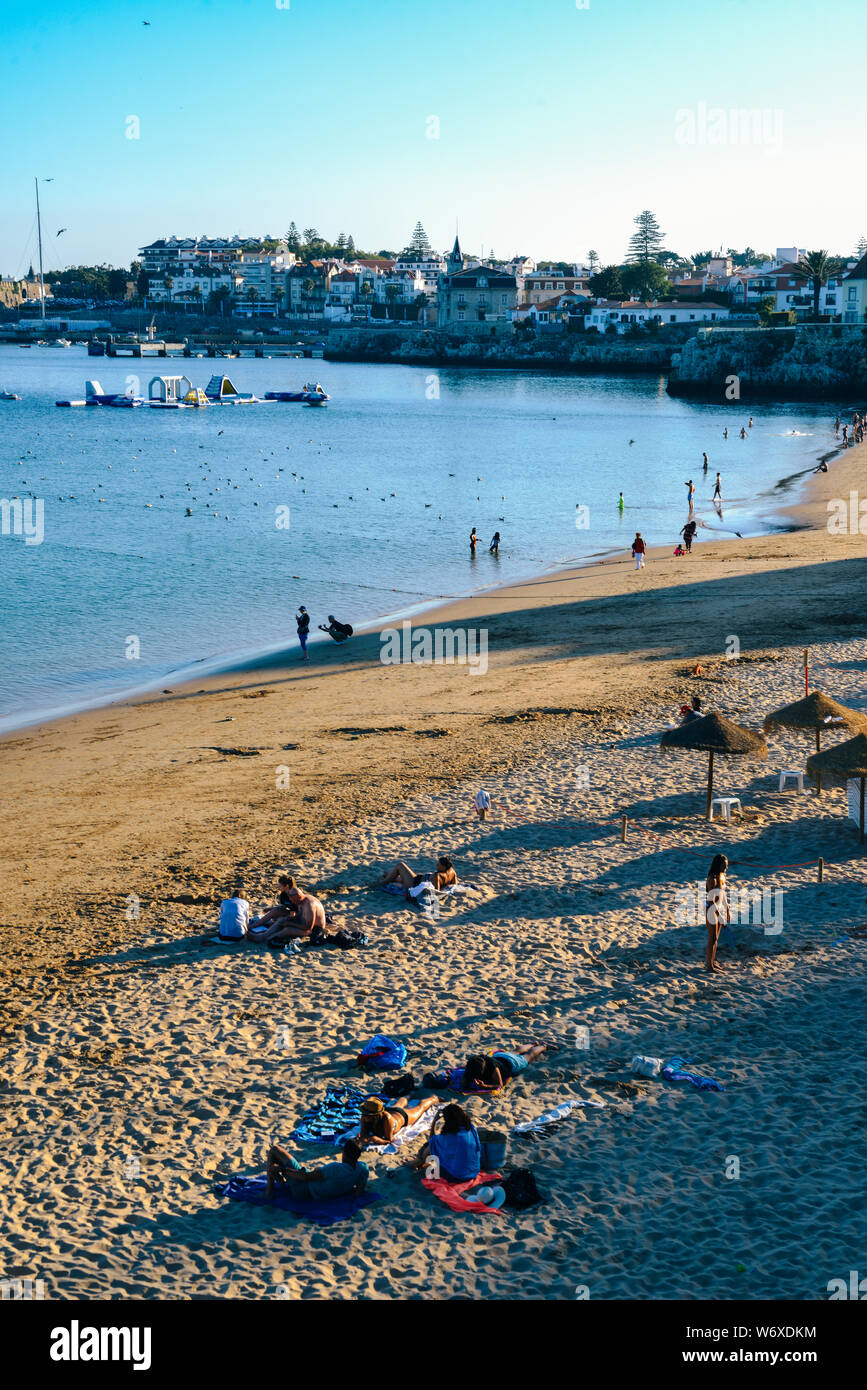 Cascais, Portugal - August 3rd, 2019: Leere Sandstrand Praia da Conceição in Cascais in der Nähe von Lissabon, Portugal im Sommer bei Sonnenuntergang Stockfoto