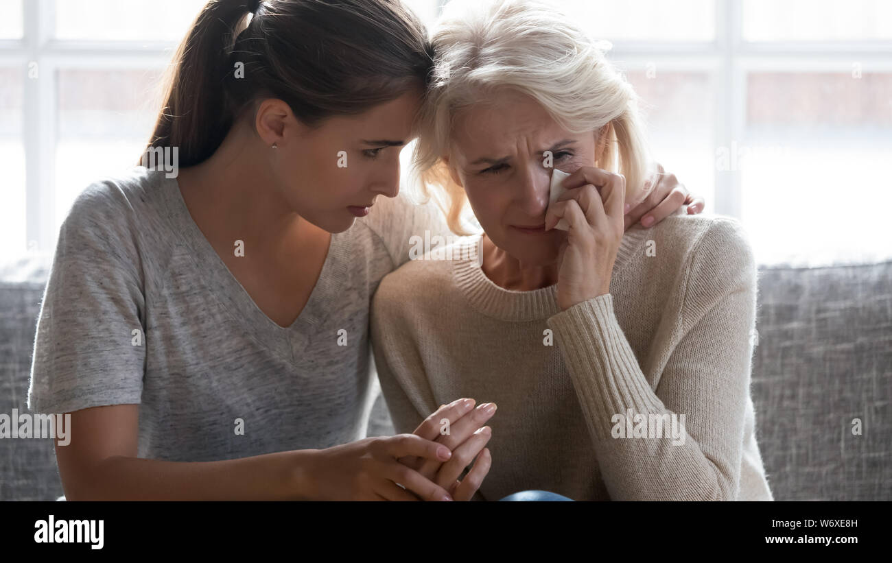 Liebevollen erwachsenen Tochter beruhigen im mittleren Alter Mutter Stockfoto