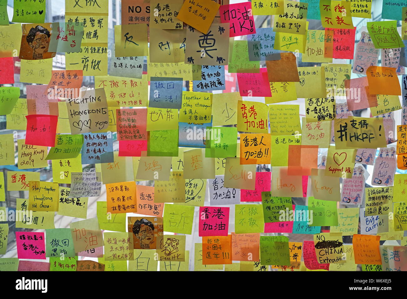 CAUSEWAY BAY, HONG KONG - 17. JULI 2019: Lennon Wand mit Post-it-Notizen auf dem Glas der Hennessy Road Fußgängerzone Hochstraße fest, Support Stockfoto