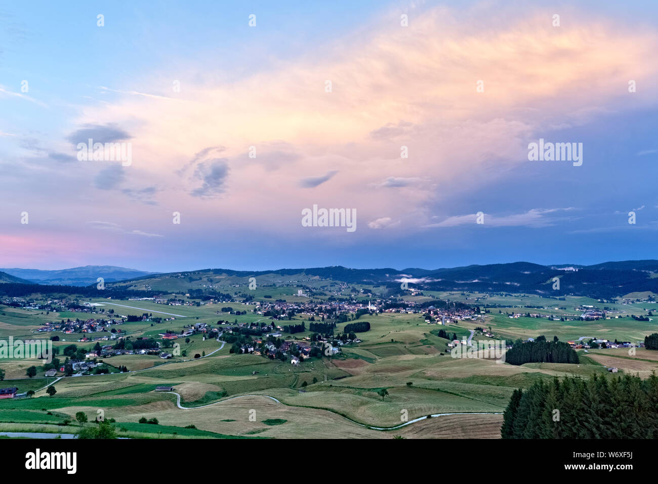 Abend fällt auf der Hochebene von Asiago. Der Provinz Vicenza, Venetien, Italien, Europa. Stockfoto