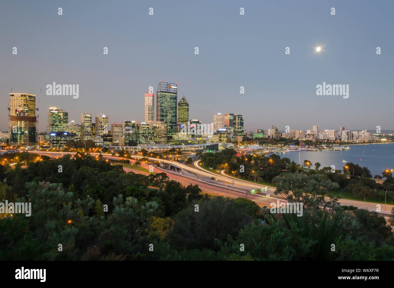 Suchen von Kings Park in Elizabeth, Kai auf den Swan River und von Perth CBD kurz nach Sonnenuntergang im Bundesstaat Western Australia Stockfoto