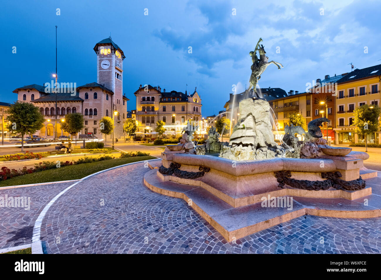 Der Hauptplatz von Asiago mit der Faun Brunnen und dem Rathaus. Der Provinz Vicenza, Venetien, Italien, Europa. Stockfoto