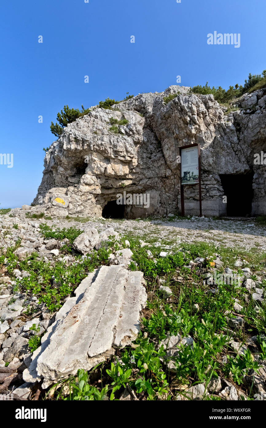 Die italienischen Hochburg der Große Krieg am Mount Lozze. Heute ist es Teil des monumentalen Bereich Ortigara montieren. Hochebene von Asiago, Italien. Stockfoto