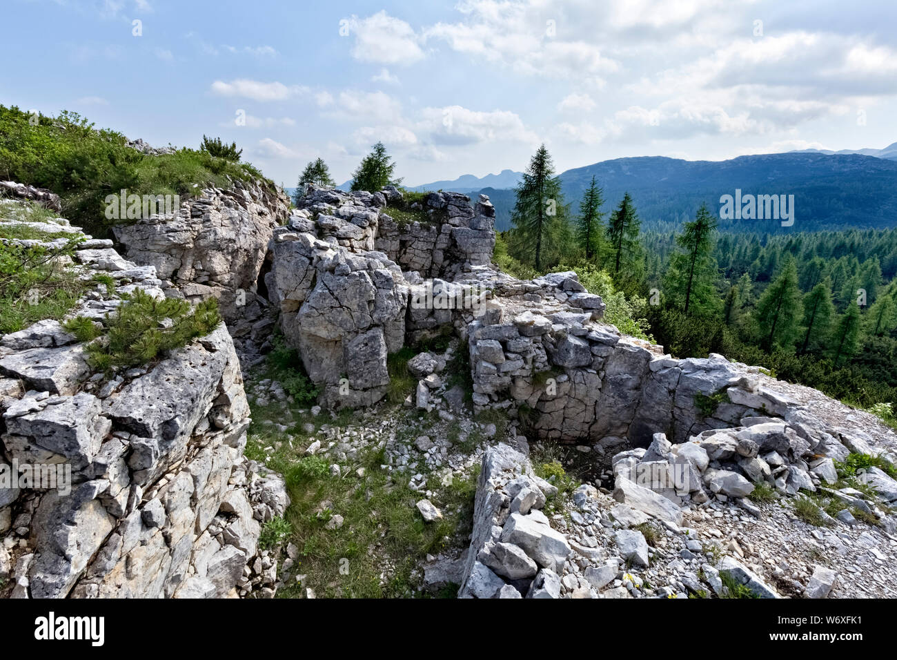 Italienische Graben der Große Krieg in Cima della Campanella. Heute ist es Teil des monumentalen Bereich Ortigara montieren. Hochebene von Asiago, Italien. Stockfoto