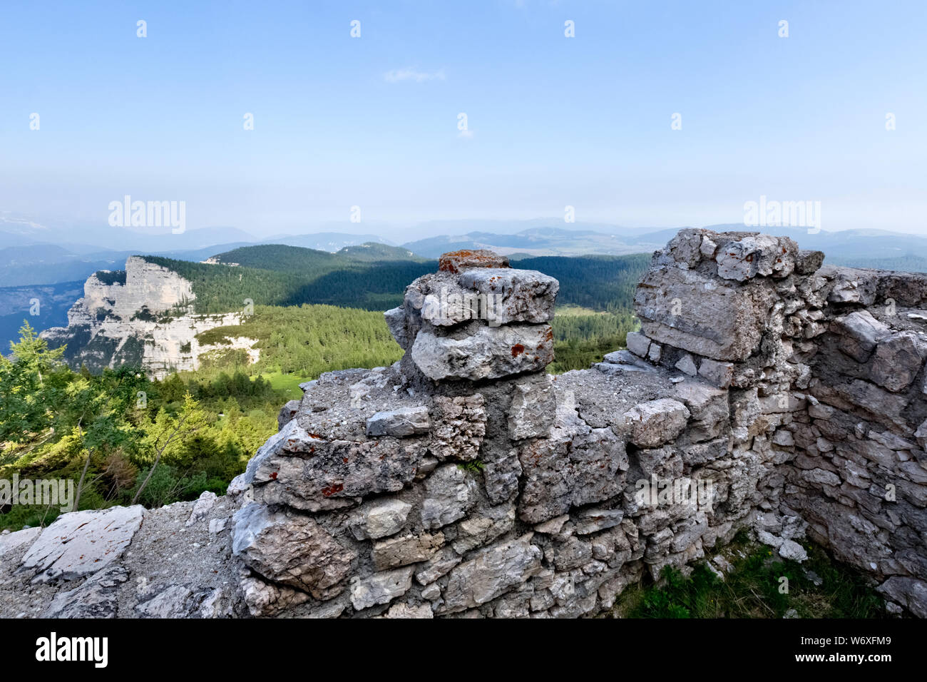 Ruinen der Italienischen Kaserne der Große Krieg in Cima della Caldiera. Heute ist es Teil des monumentalen Bereich Ortigara montieren. Asiago, Italien. Stockfoto