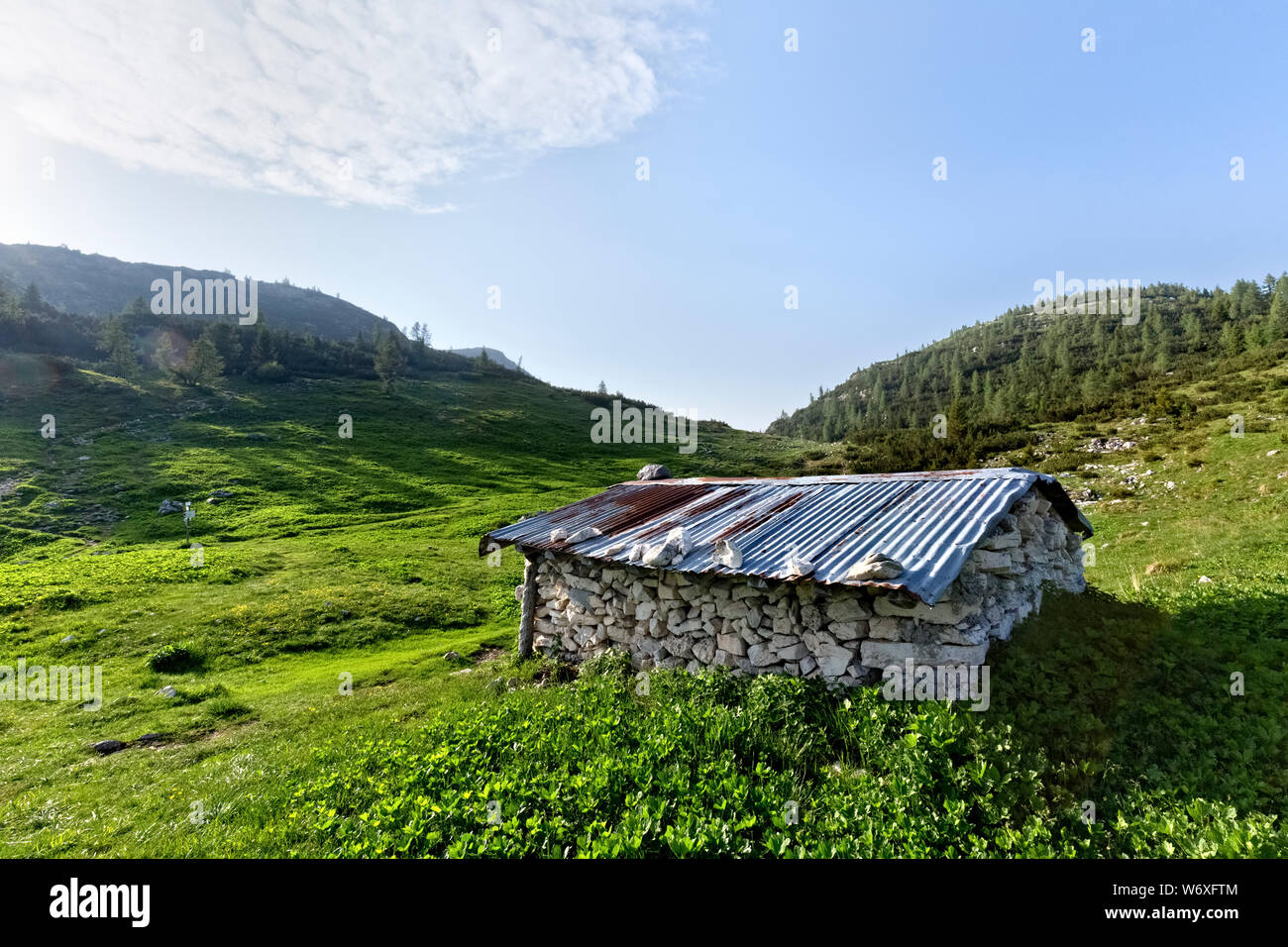 Die 'Ortigara Hütte" und der Agnelizza Tal: Einer der blutigsten Schlachtfelder des Ersten Weltkriegs an der italienischen Front. Asiago, Italien. Stockfoto