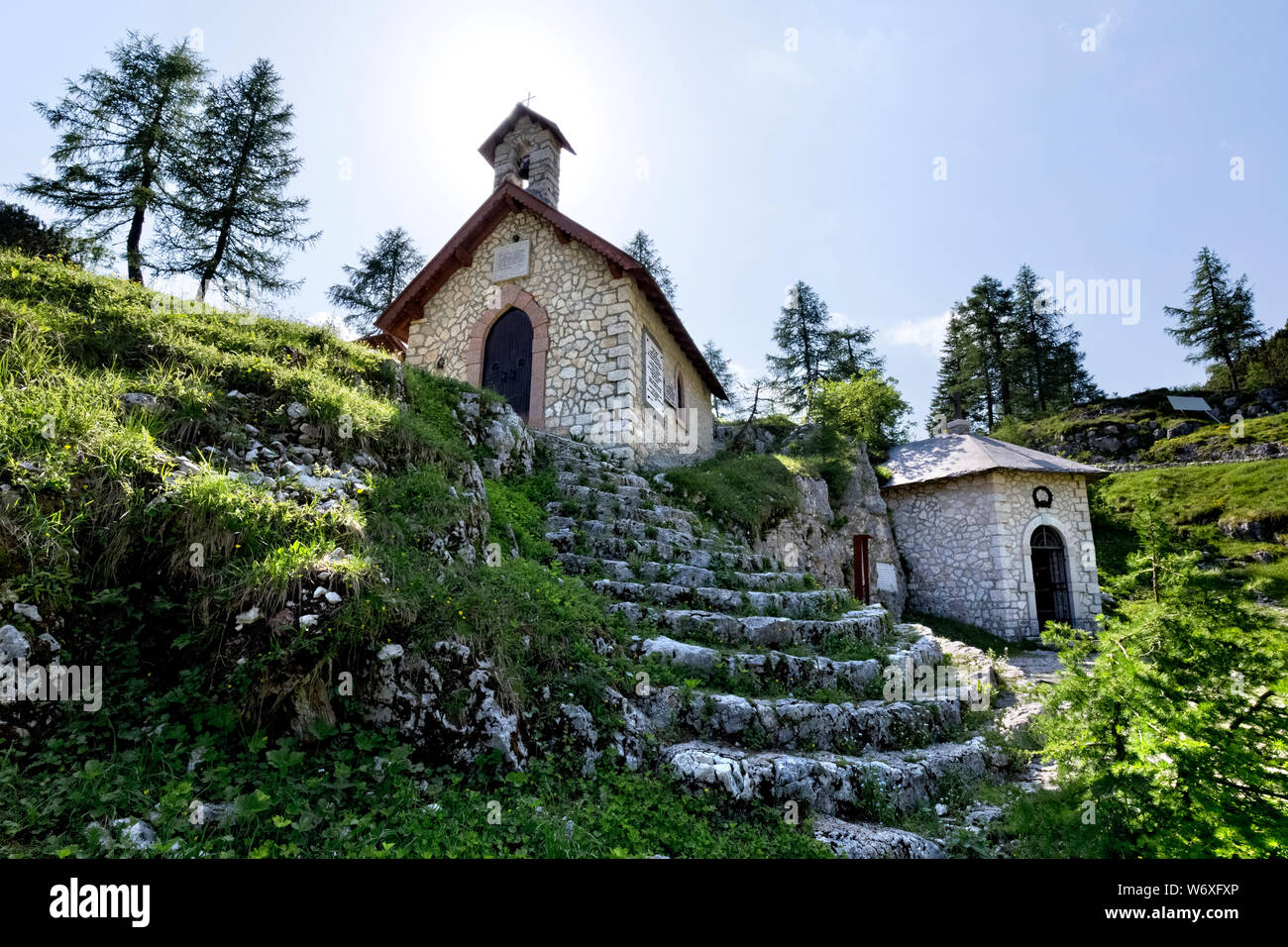 Die Kirche von Mount Lozze und das Beinhaus in Erinnerung an die Schlacht von Monte Ortigara. Hochebene von Asiago, Italien. Stockfoto
