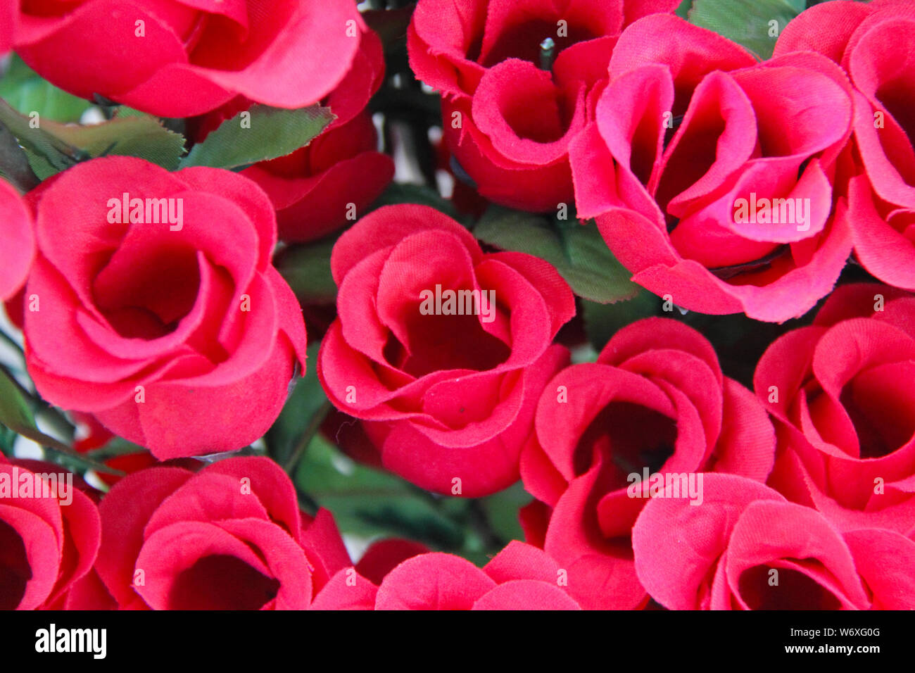 Künstliche rosa Rosen zum Verkauf in Surajkund Crafts Mela, Surajkund, Faridabad, Haryana, Indien Stockfoto