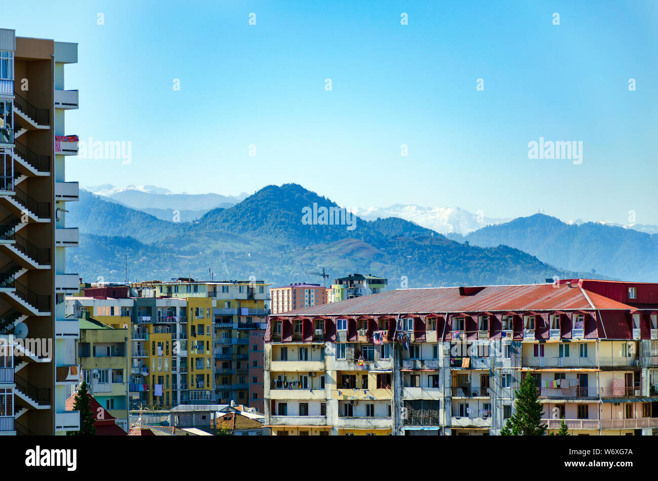 Batumi, Georgien, 2018-10-07: Blick auf die Stadt, alten Viertel, mit dem Hintergrund einer Berglandschaft. Dicht besiedelte Gegend der Stadt Stockfoto