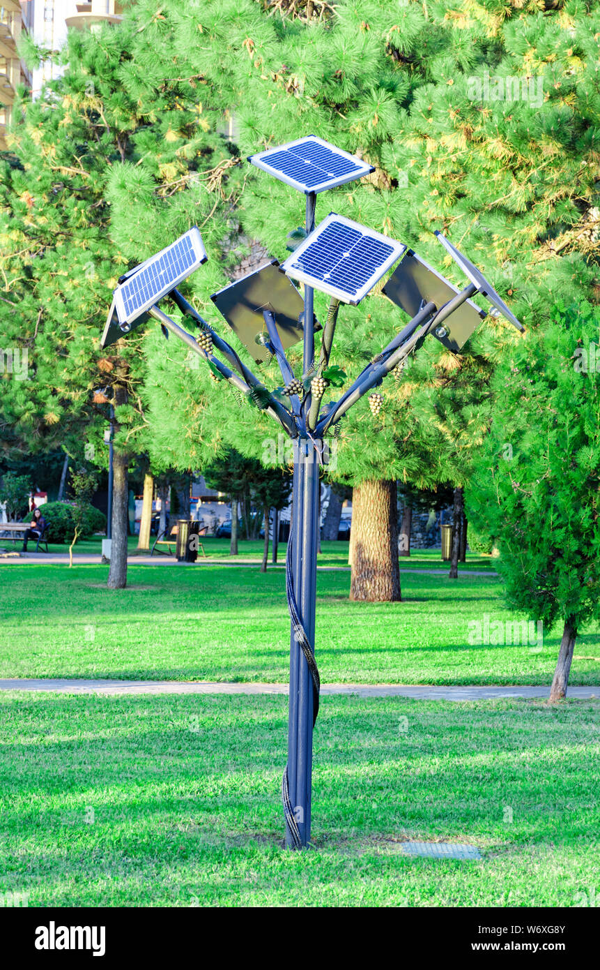 Dekorative Installation mit Solarzellen im Stadtpark. Energiesparende Technologien in der städtischen Umwelt Stockfoto