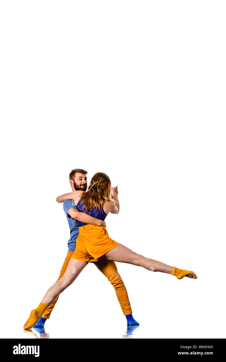 Jugendliche Fähigkeiten und Talente des Modern Dance, Tanz im Studio auf weißem Hintergrund Stockfoto