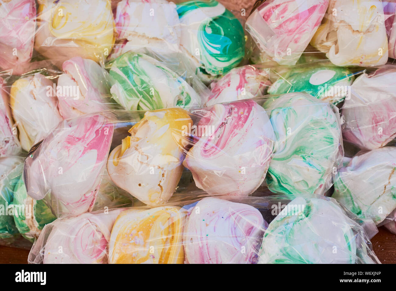 Kleine aromatisiert Meringue in Plastikbeuteln vor einem Sweet Shop in Frankreich Stockfoto
