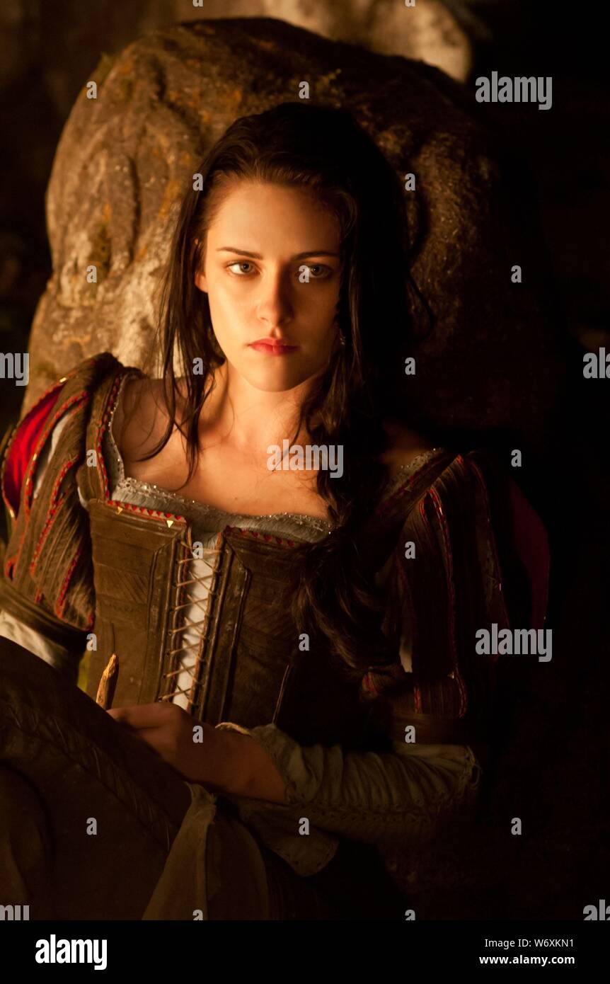 Kristen Stewart Snow White Huntsman Stockfotos Und Bilder Kaufen Alamy