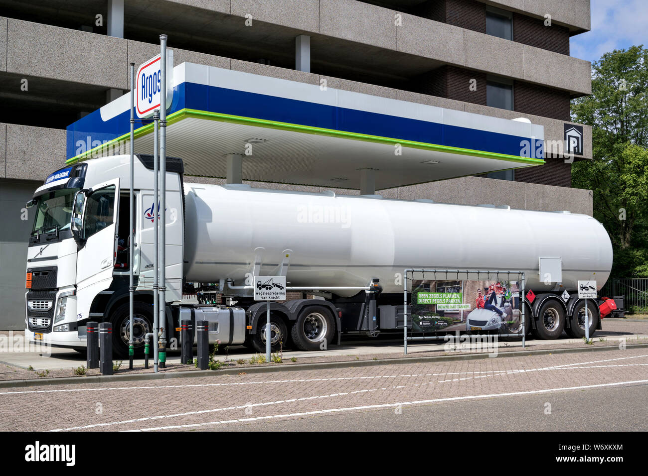 Tanker im Argos Tankstelle. Argos ist eine niederländische Tankstelle Marke und ein Teil der Schweizer VARO. Stockfoto